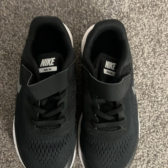 Black Velcro Nike runners  never worn - Picture 3 of 4